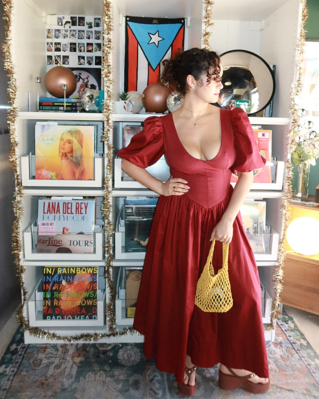 Māre Sofia midi dress in soft fabric, featuring a fitted waist, sleeveless design, and elegant midi length, shown on a model.