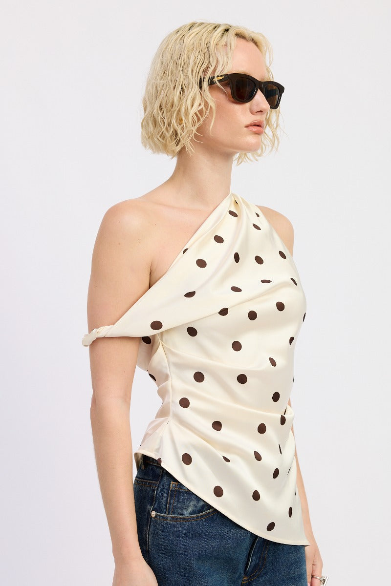 Ivory and brown māre Lunares asymmetrical top displayed on a model, showcasing its unique design and stylish fit.